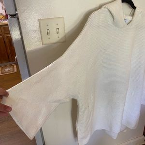 Knotted white sweater. Xx-large thick woman’s sweater